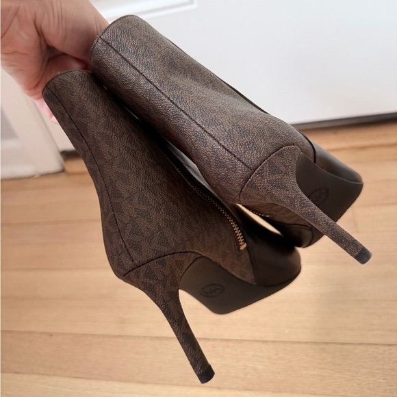 Michael Kors size 7.5 Alina Flex Leather and Logo Ankle Boot black brown heels - Picture 6 of 8